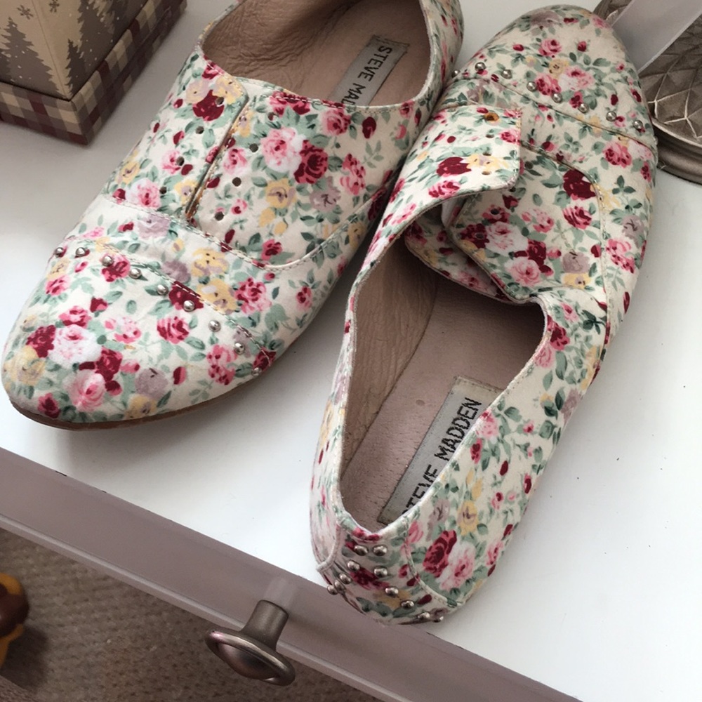 STEVE MADDEN STUDDED FLORAL PRINT FLATS 💜